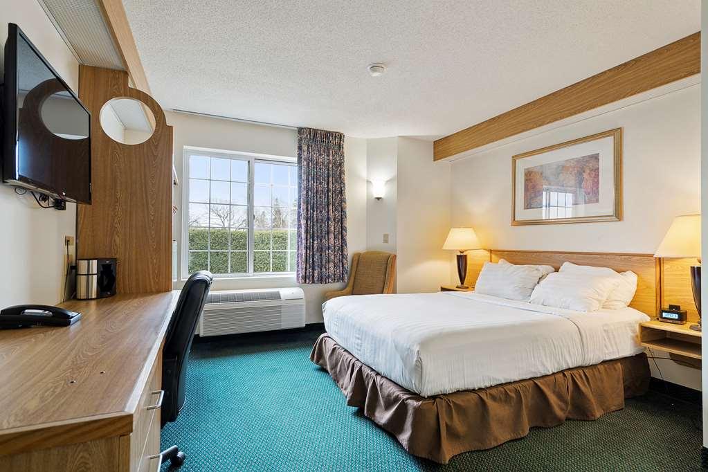 Charlevoix Inn & Suites Surestay Collection By Best Western Room photo