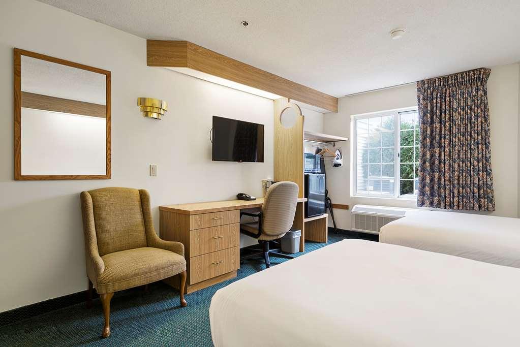 Charlevoix Inn & Suites Surestay Collection By Best Western Room photo