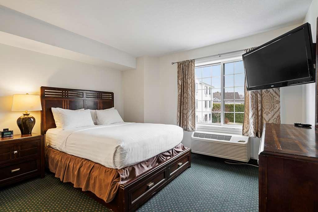 Charlevoix Inn & Suites Surestay Collection By Best Western Room photo