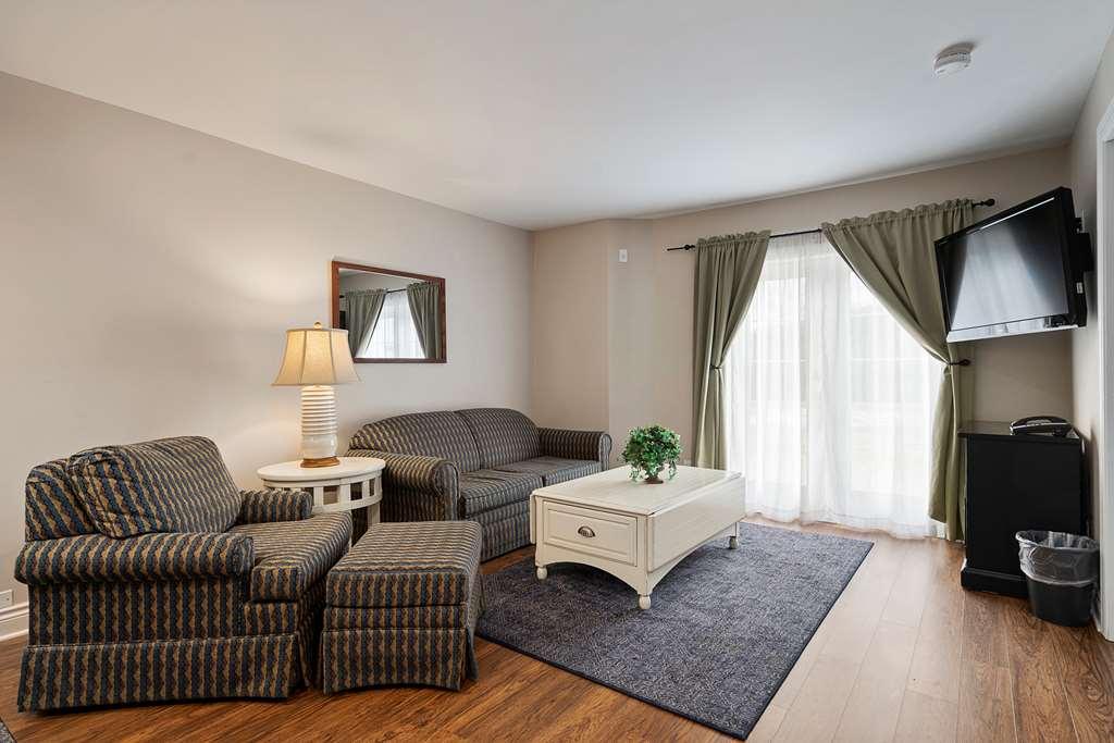 Charlevoix Inn & Suites Surestay Collection By Best Western Room photo