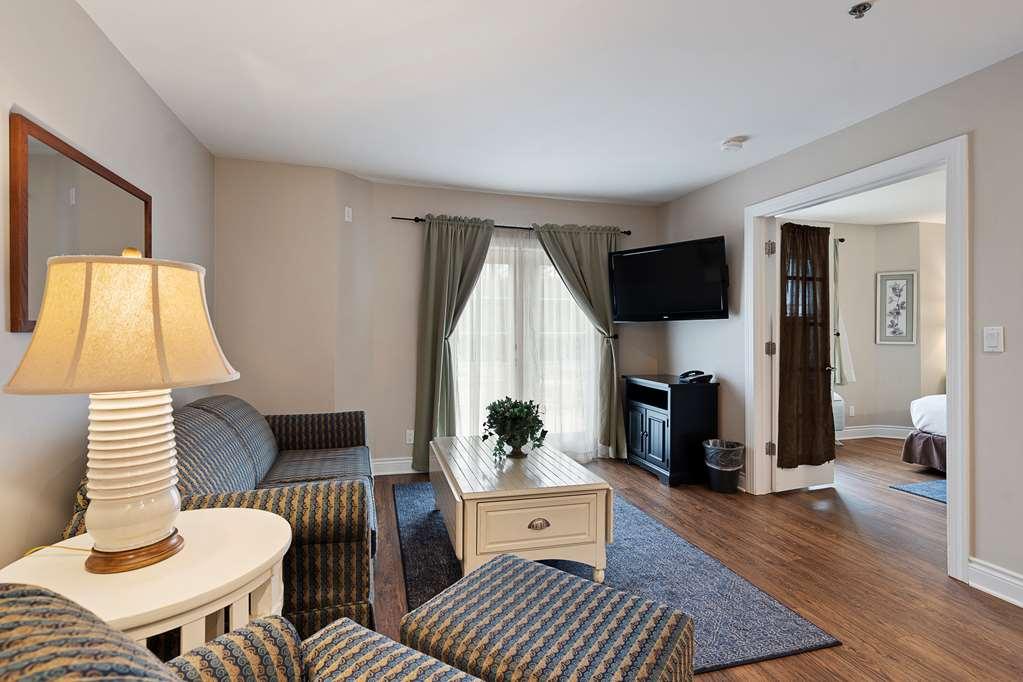 Charlevoix Inn & Suites Surestay Collection By Best Western Room photo