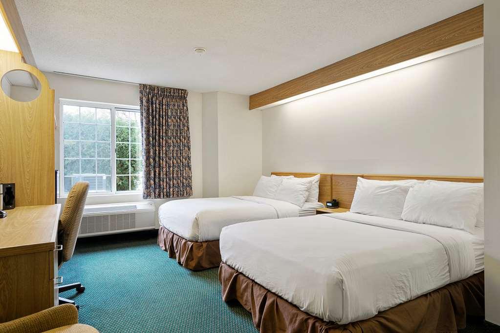 Charlevoix Inn & Suites Surestay Collection By Best Western Room photo