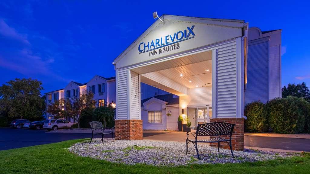 Charlevoix Inn & Suites Surestay Collection By Best Western Exterior photo